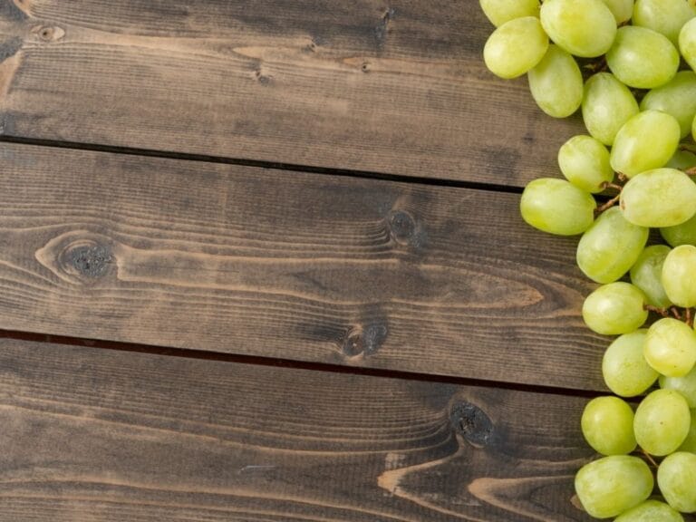 Ilustrasi buah diatas meja kayu