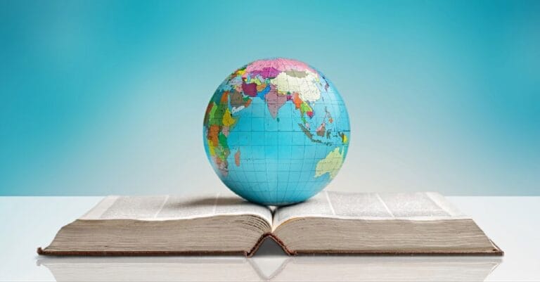 Ilustrasi bola dunia diatas sebuah kitab