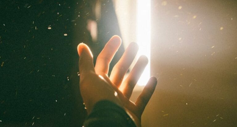 Ilustrasi tangan yang meraih cahaya