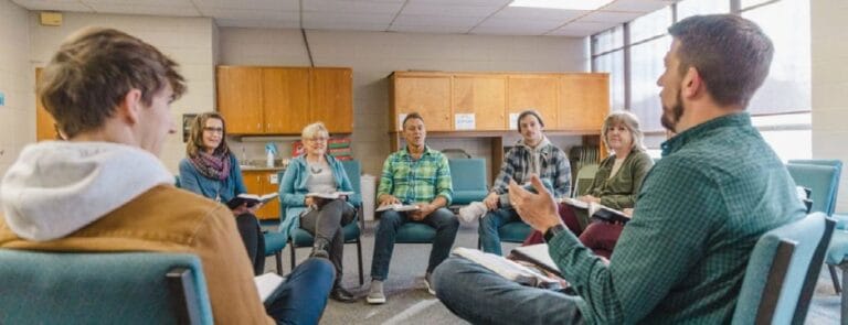 Ilustrasi sebuah kelompok kecil yang sedang berdiskusi