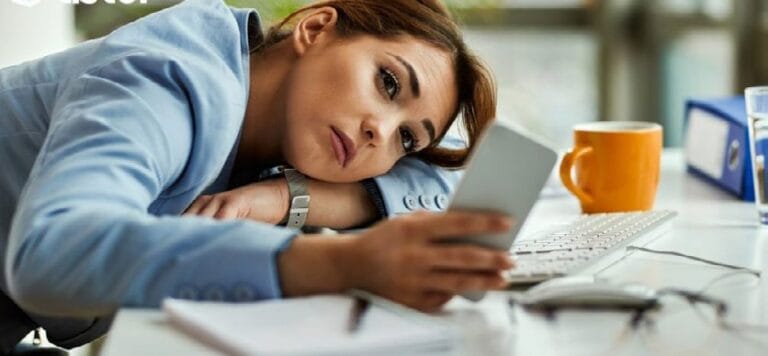 Ilustrasi seorang pekerja wanita yang tampak sedang bosan dengan pekerjaannya