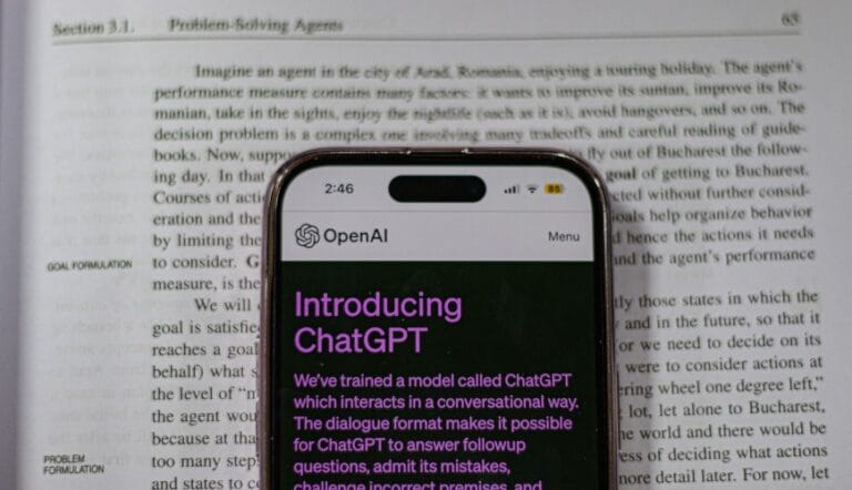 Ilustrasi sebuah handphone dengan tampilan ChatGPT