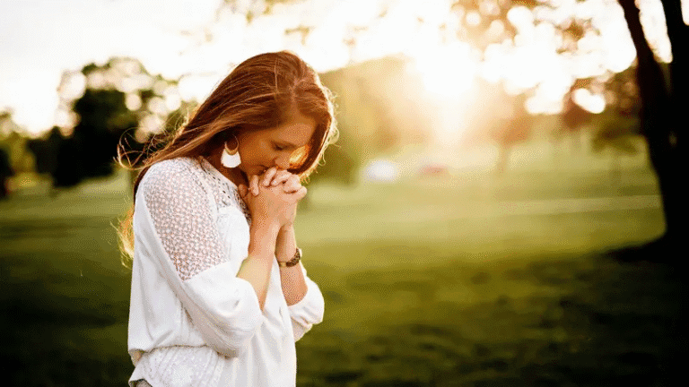 Ilustrasi seorang wanita sedang berdoa di taman