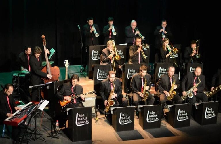 Ilustrasi orkestra yang sedang bermusik