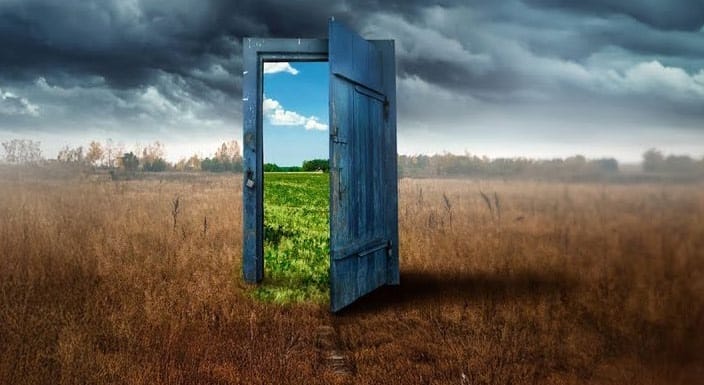 Ilustrasi sebuah pintu di tengah padang yang tampak gelap dengan pintu yang terbuka dengan padang yang tampak indah