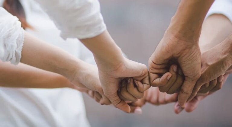 Ilustrasi tangan keluarga yang bersatu