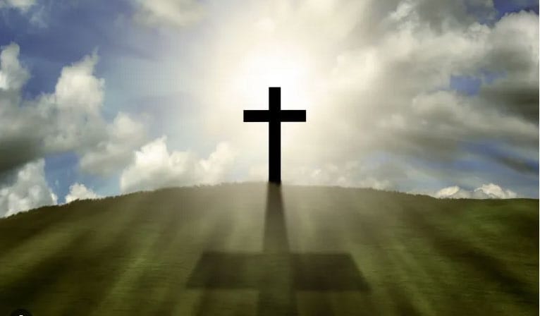 Ilustrasi Sebuah salib diatas bukit dengan cahaya terang menyinarinya