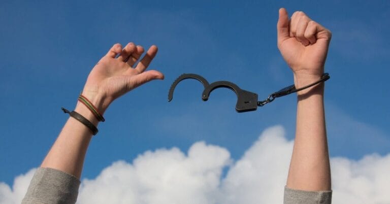 Ilustrasi Tangan yang terlepas dari belenggu borgol