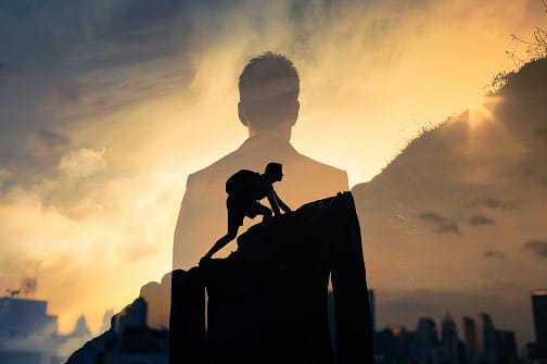 Ilustrasi seorang pria yang membayangkan sedang menaiki gunung sebagai gambaran perjalanan kehidupan