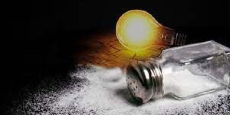 Ilustrasi lampu yang menyala dan garam