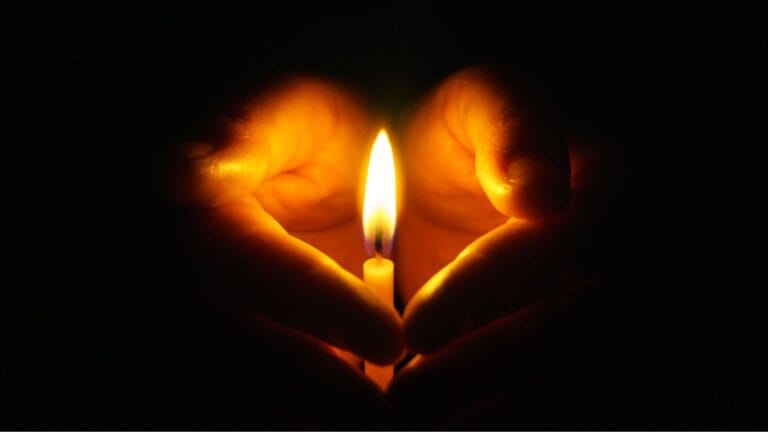 Ilustrasi tangan yang memegang lilin dan membentuk simbol hati